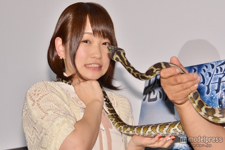 サプライズで登場したニシキヘビに怯えるAKB48の川栄李奈