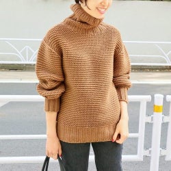 裾はINせず出して!冬ニットは”OUTスタイル”で着るのが今年流です