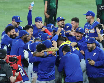 歓喜の初V ベネズエラ出身のNPBレジェンドも称賛「あなた方は歴史を作った」「野球に対する情熱の勝利」