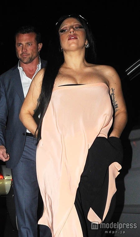 ペールピンクのドレスがお上品な感じ。WENN.com／Zeta Image