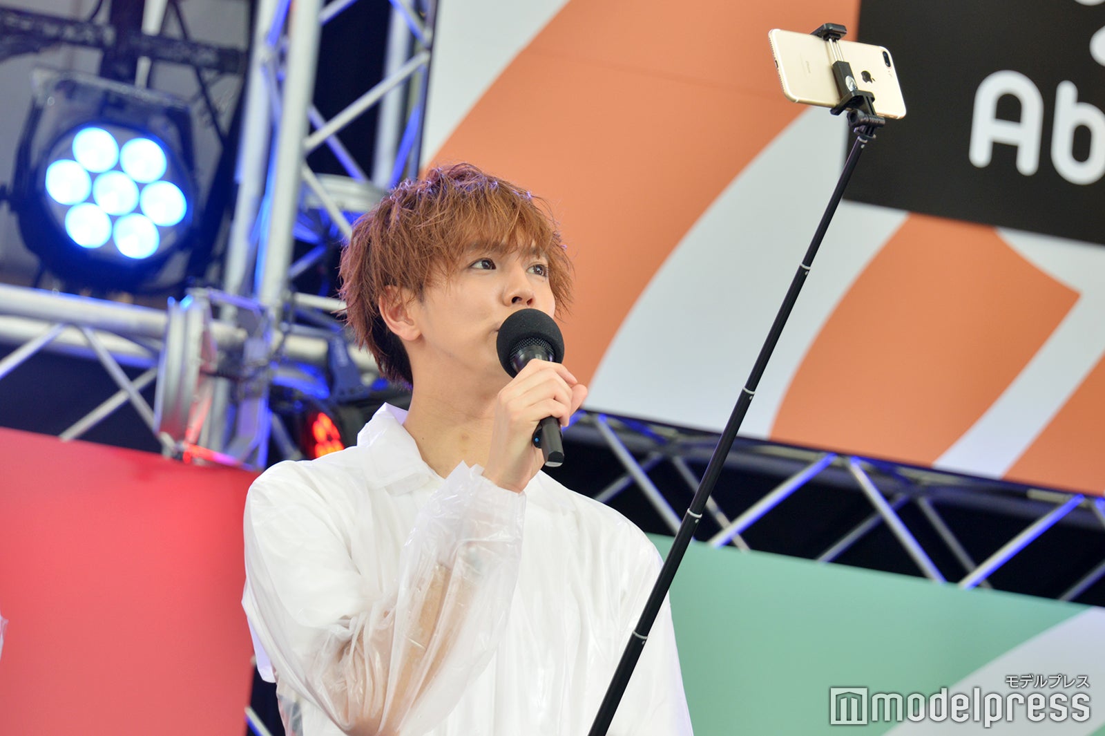 Twitterライブ係になっていた片寄涼太 （C）モデルプレス