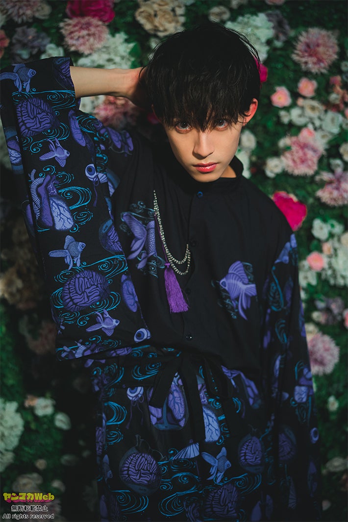 阿久津仁愛、芸術的衣装＆クールな表情でギャップ光る