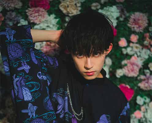 阿久津仁愛、芸術的衣装&クールな表情でギャップ光る