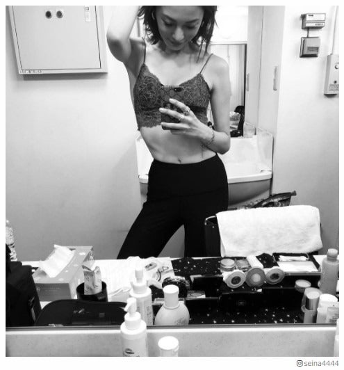 島袋聖南、美くびれあらわなSEXYショットに「色気ある」「スタイル抜群」と反響