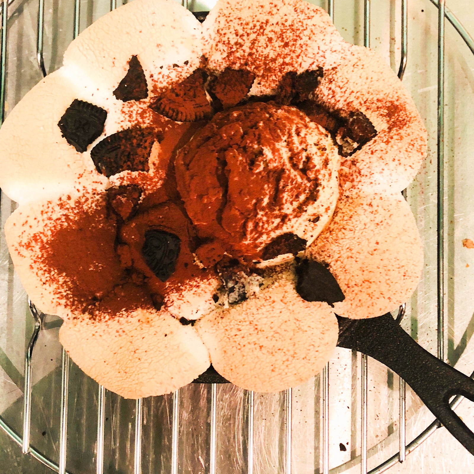 手順3：バニラアイス、オレオを砕いてトッピングし、上からココアパウダーをふって完成／画像提供：柏原歩