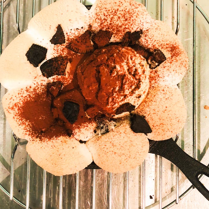 手順3:バニラアイス、オレオを砕いてトッピングし、上からココアパウダーをふって完成/画像提供:柏原歩