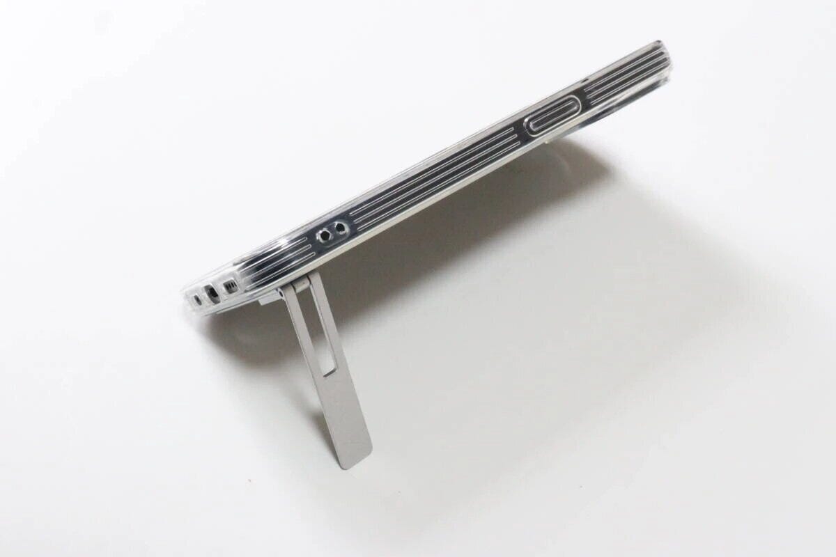 透明なスマホケースの背面に貼り付けられたスタンドを開いて立てた状態