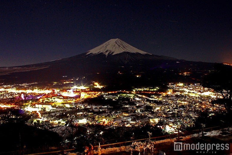 夕暮れに染まる富士山や富士吉田市街の夜景／画像提供：富士急行