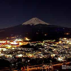 夕暮れに染まる富士山や富士吉田市街の夜景／画像提供：富士急行