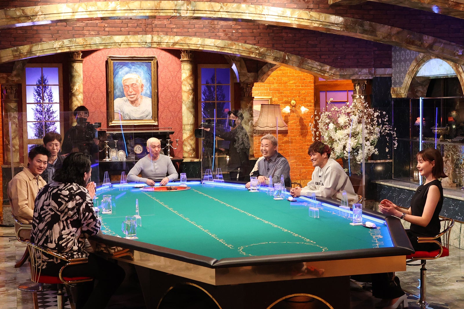 （左手前から時計回りに）盛山晋太郎、野村周平、後藤輝基、松本人志、岩尾望、大久保嘉人、トリンドル玲奈（C）フジテレビ