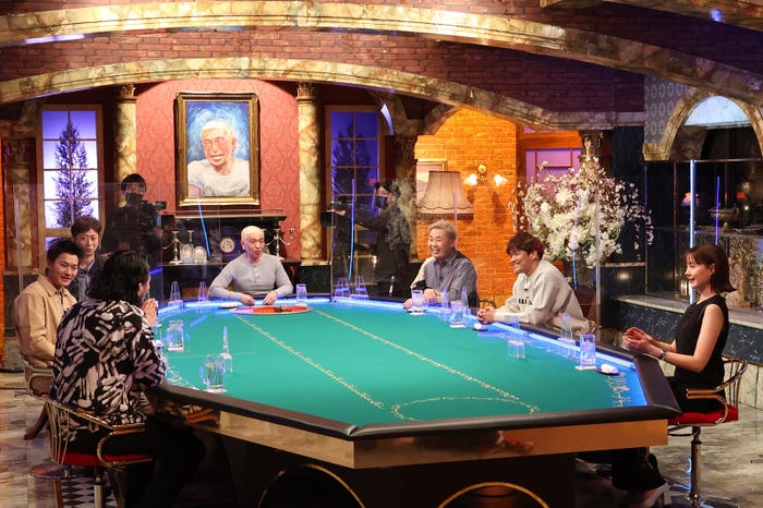 (左手前から時計回りに)盛山晋太郎、野村周平、後藤輝基、松本人志、岩尾望、大久保嘉人、トリンドル玲奈(C)フジテレビ