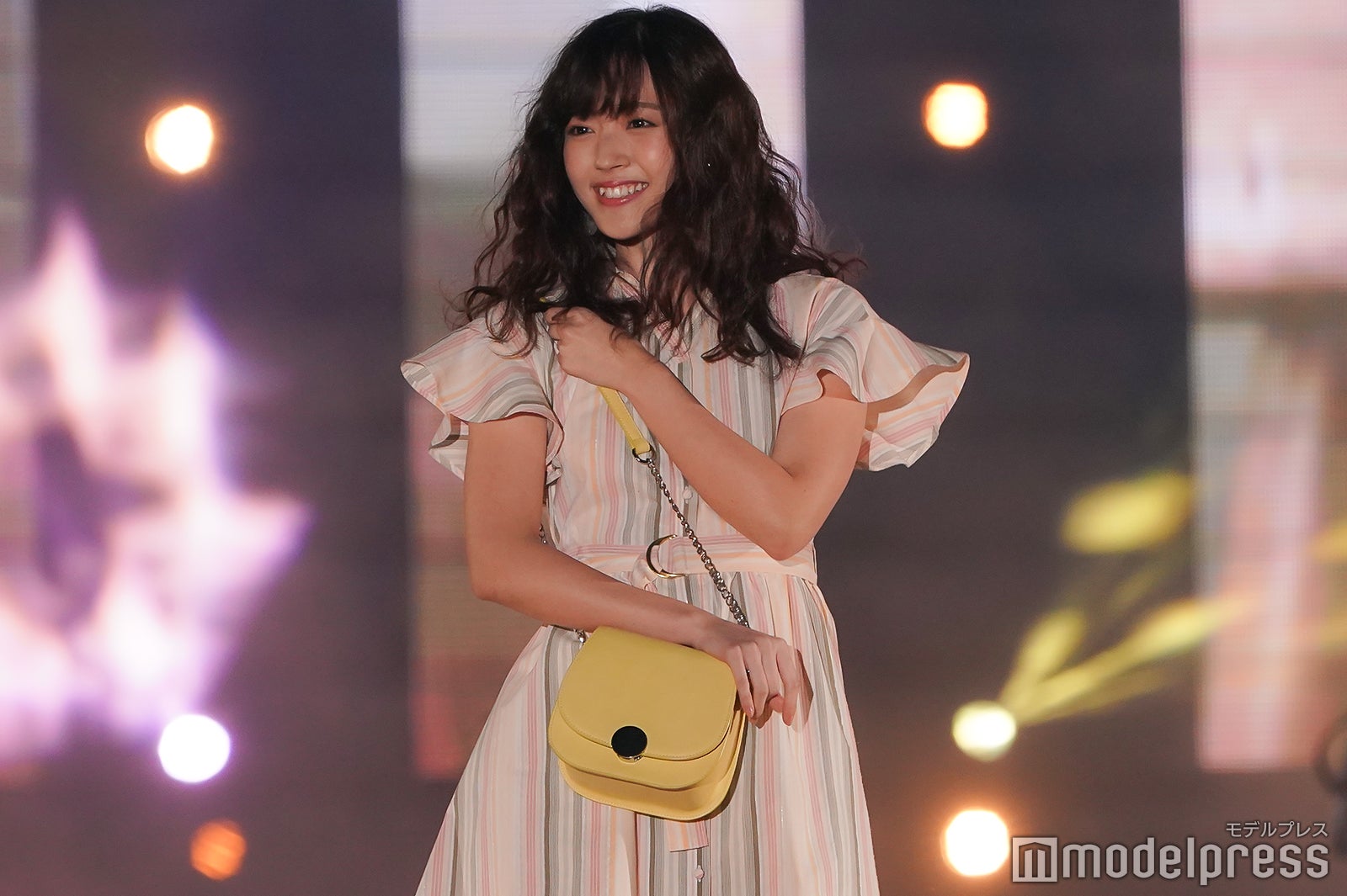 鈴木愛理、ランウェイデビュー“あいりスマイル”炸裂で堂々ステージ＜GirlsAward 2018 S／S ＞