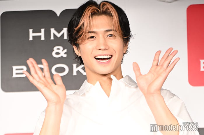 笑顔で手を振る瀬口黎弥(C)モデルプレス