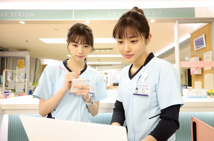 西野七瀬、石原さとみ/「アンサング・シンデレラ 病院薬剤師の処方箋」第1話より(C)フジテレビ