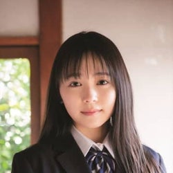 久間田琳加、かれんな制服姿 “プライベート感”あふれるパーカー姿も