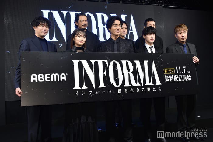 (後列左から)池内博之、二宮和也、逢坂元監督(前列左から)藤井道人氏、莉子、桐谷健太、佐野玲於、沖田臥竜氏(C)モデルプレス