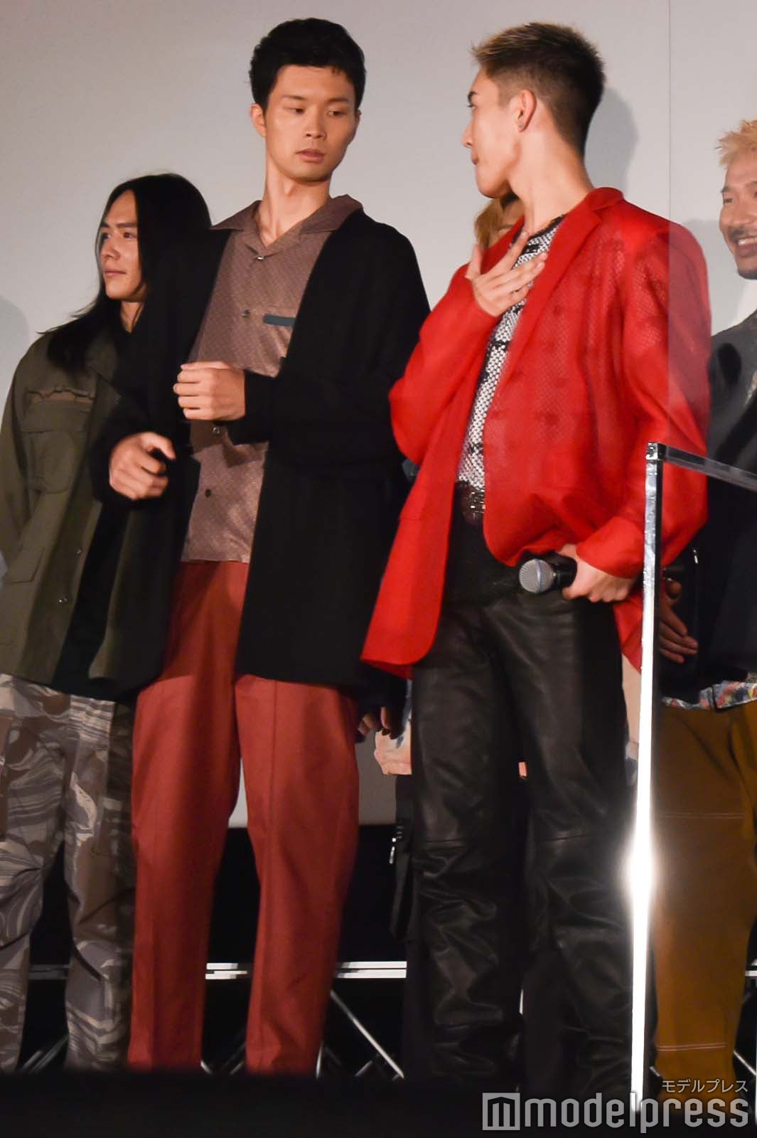 永沼伊久也のBE:FIRST加入は断るものの、最後にはBE:FIRSTの決めポーズを教えてあげる三山凌輝 （C）モデルプレス