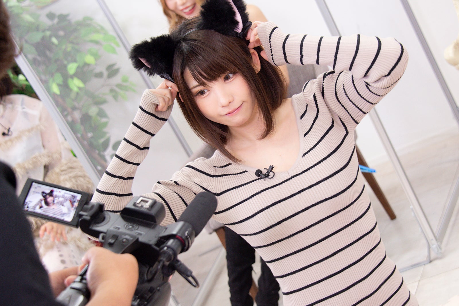 えなこ“谷間”がポイント　神バズりダンス披露＜猫しか勝たん＞