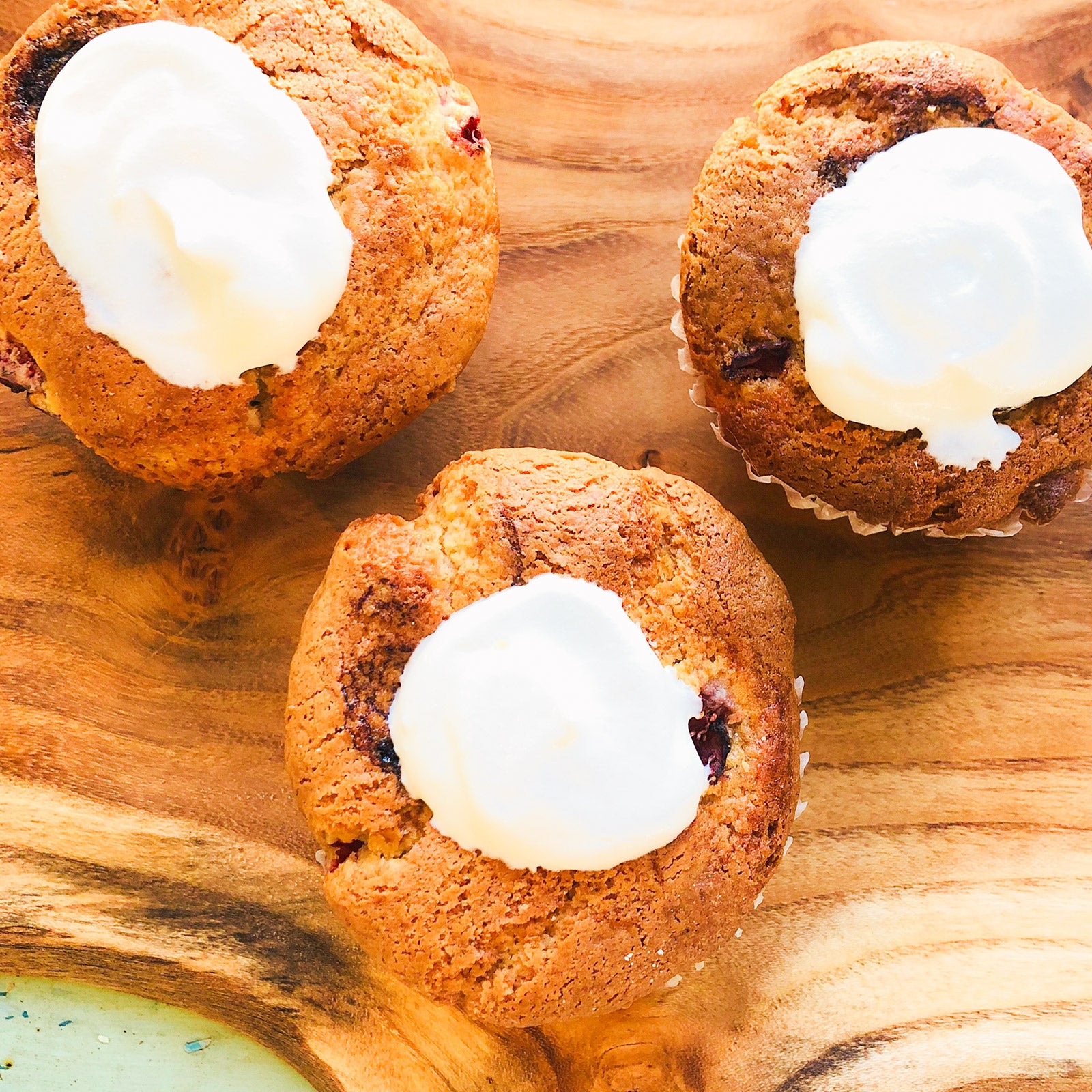 手順5：冷めたマフィンに泡立てておいた生クリーム、かぼちゃの種をのせる／画像提供：柏原歩