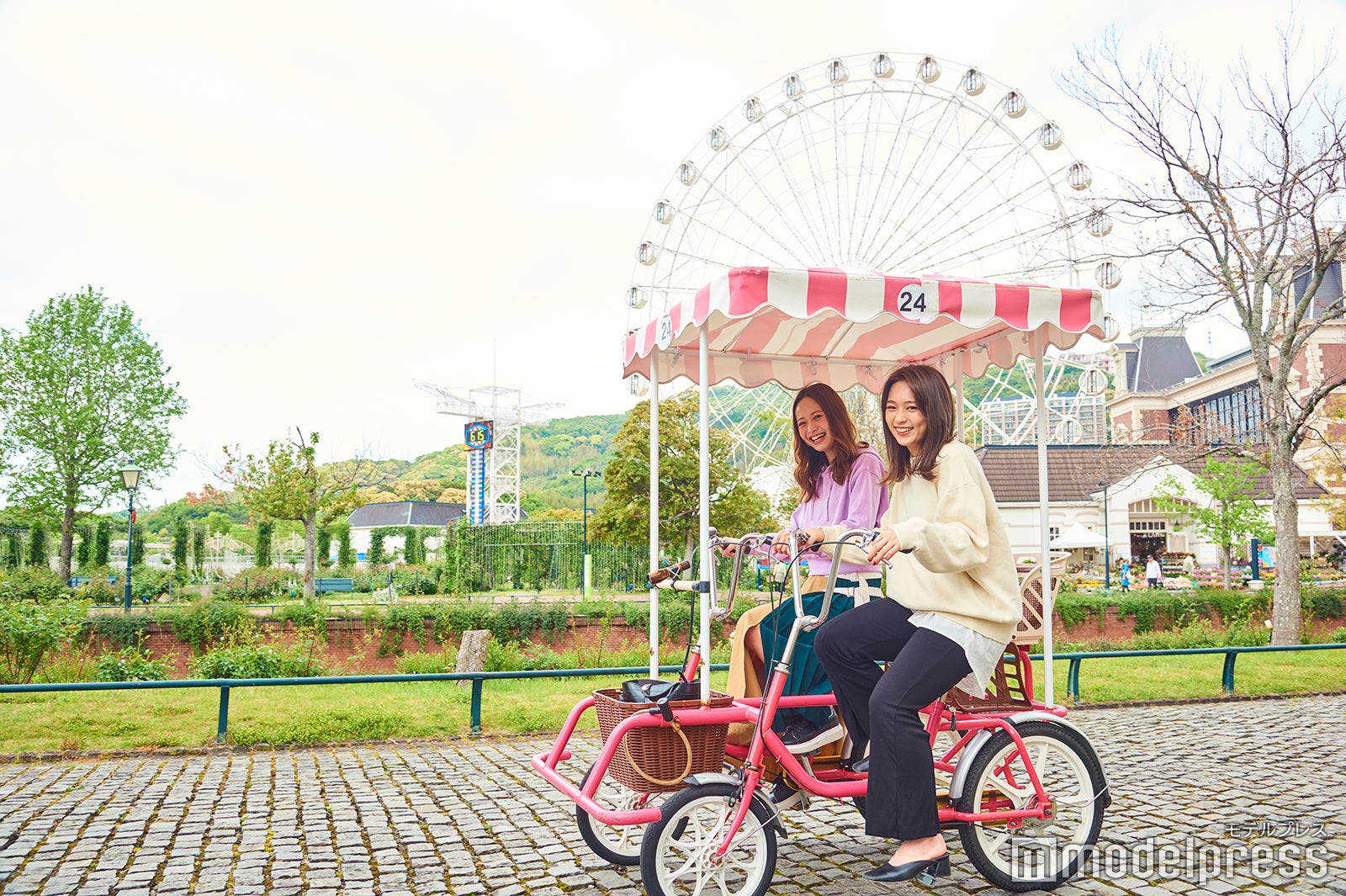 2人乗り自転車で仲良く場内サイクリング（C）モデルプレス