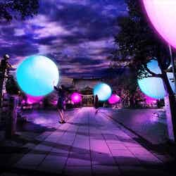 浮遊する、呼応する球体 - 大村神社/Floating, Resonating Spheres - Omura Shrine/画像提供:チームラボ