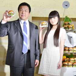 (左から)九重親方、秋元梢