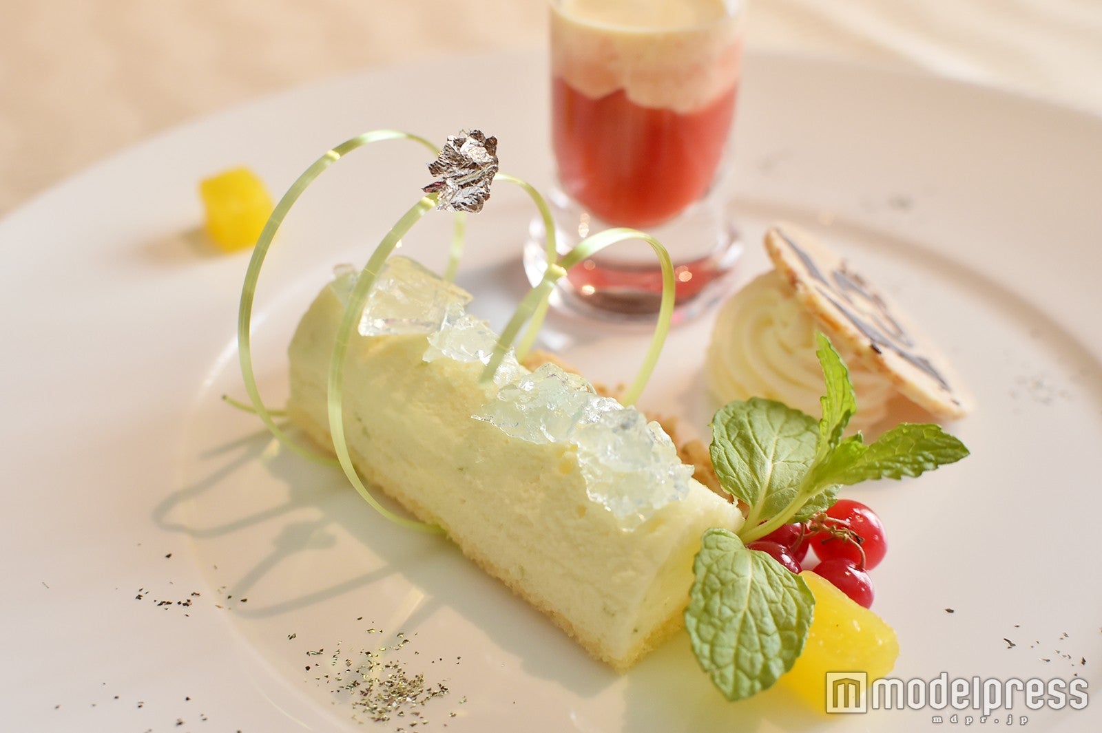 「パイナップルソルベ入りライムパルフェ　ストロベリースープ」／「東京ディズニーシー15周年“ザ・イヤー・オブ・ウィッシュ”」（C）モデルプレス