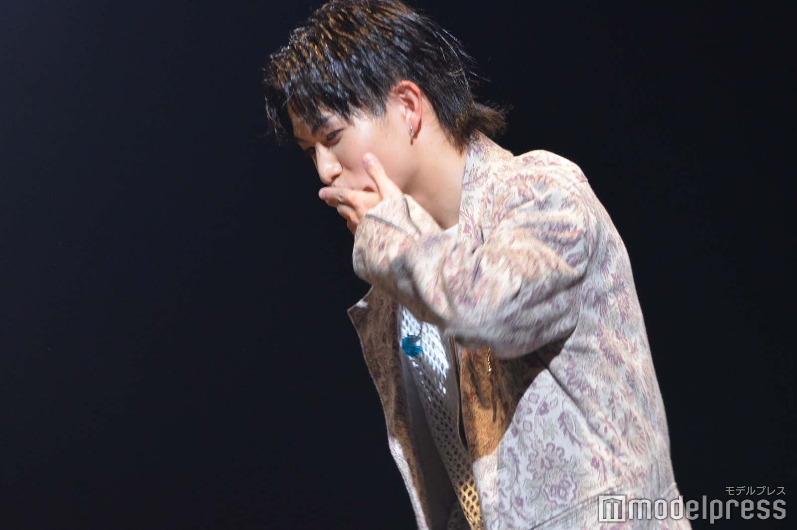 ファンへ投げキスをする綱啓永（C）モデルプレス