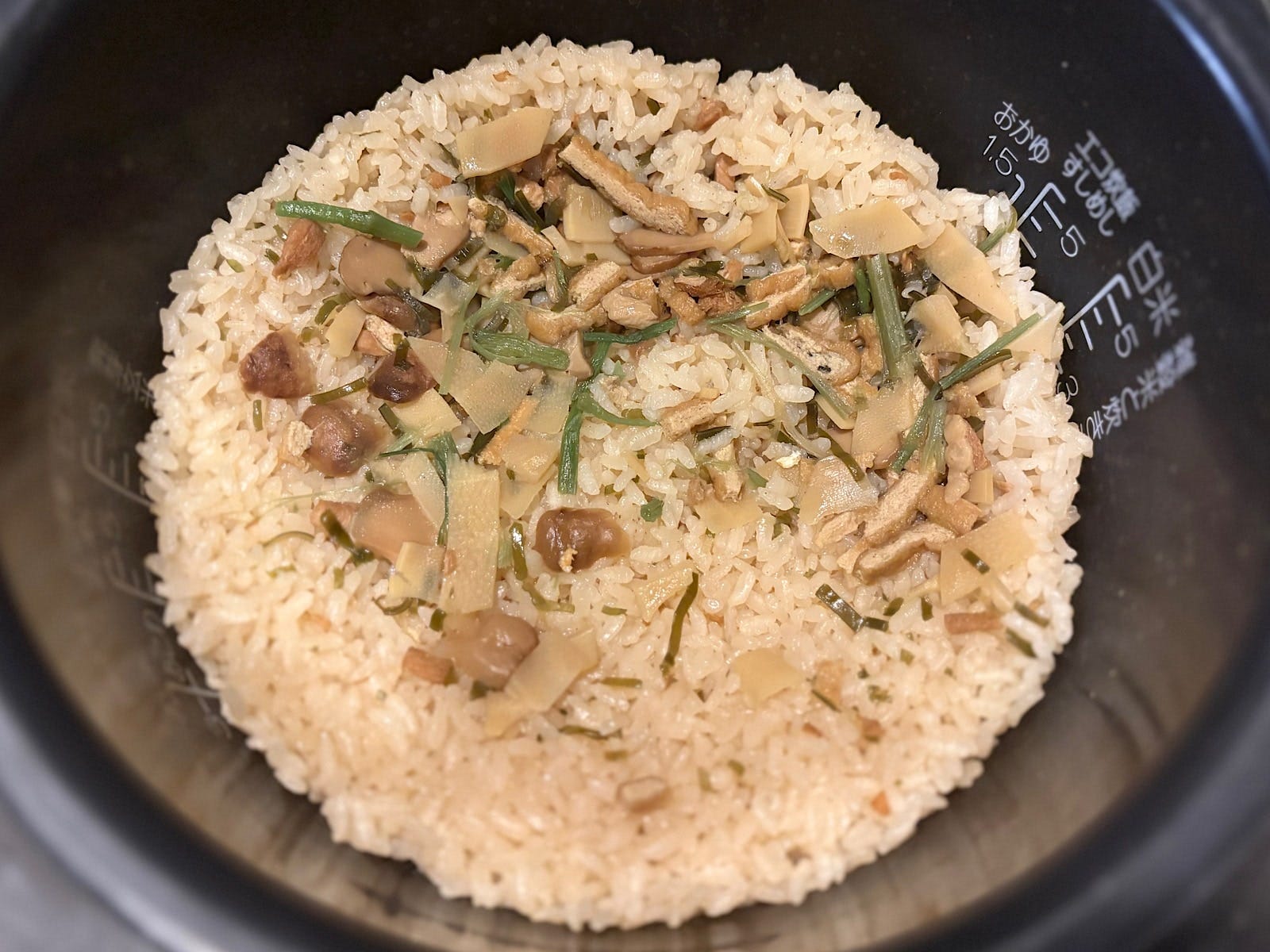 松茸やたけのこ、鶏肉などの具材がたっぷり！