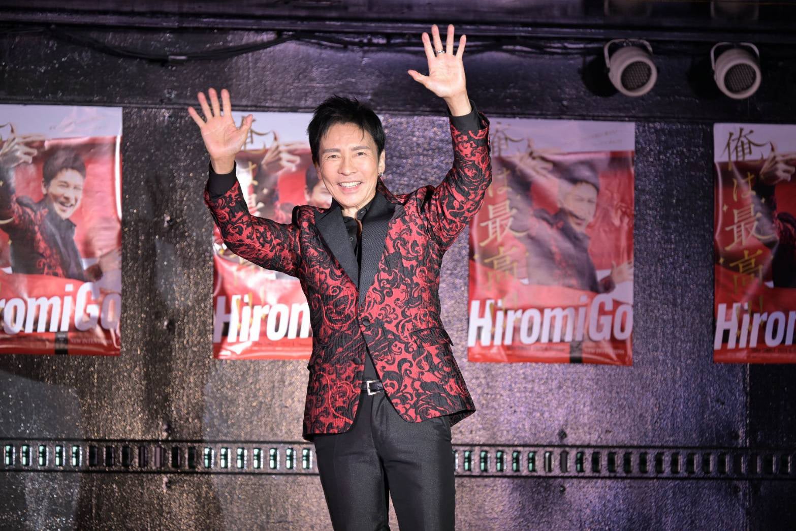 郷ひろみ、歌舞伎町でサプライズライブ開催 約1000人が釘付けに