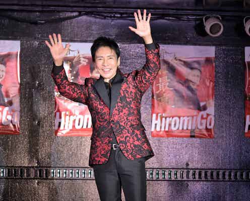 郷ひろみ、歌舞伎町でサプライズライブ開催 約1000人が釘付けに