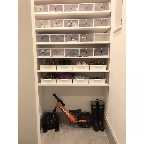 玄関をすっきり片付けたい がちゃがちゃしがちな 子供用品 の玄関収納アイデア モデルプレス