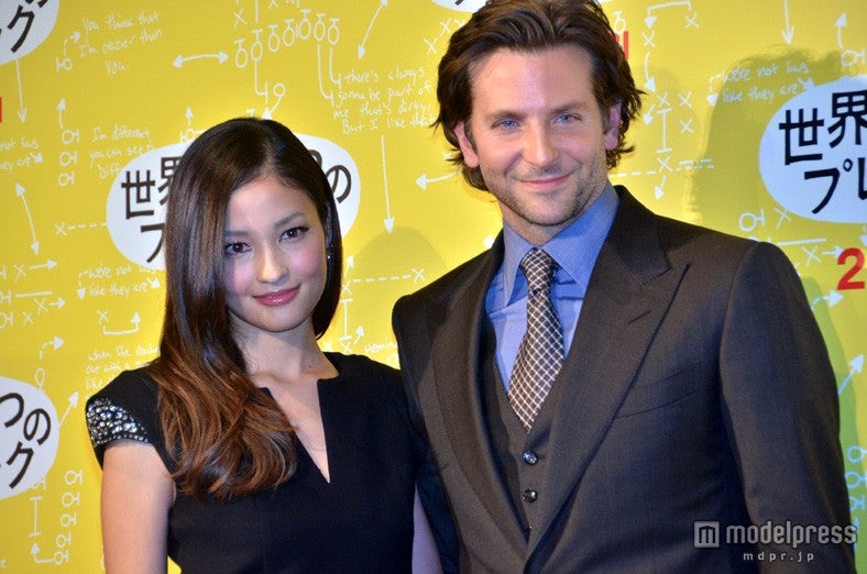 黒木メイサ、ブラッドリー・クーパー（C）2012 SLPTWC Films,LLC. All Rights Reserved．配給：ギャガ