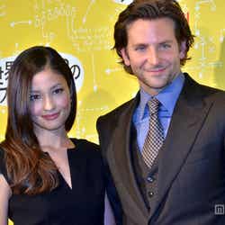 黒木メイサ、ブラッドリー・クーパー(C)2012 SLPTWC Films,LLC. All Rights Reserved.配給:ギャガ