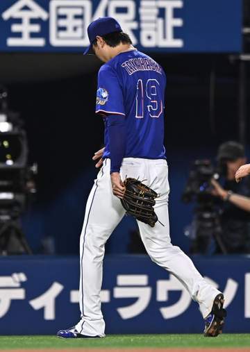 中日・高橋宏斗が緊急降板 右手にアクシデントか 八回先頭の佐野に初安打許した直後に異変 治療後に投球練習も続投断念 ベンチに戻って悔しがる
