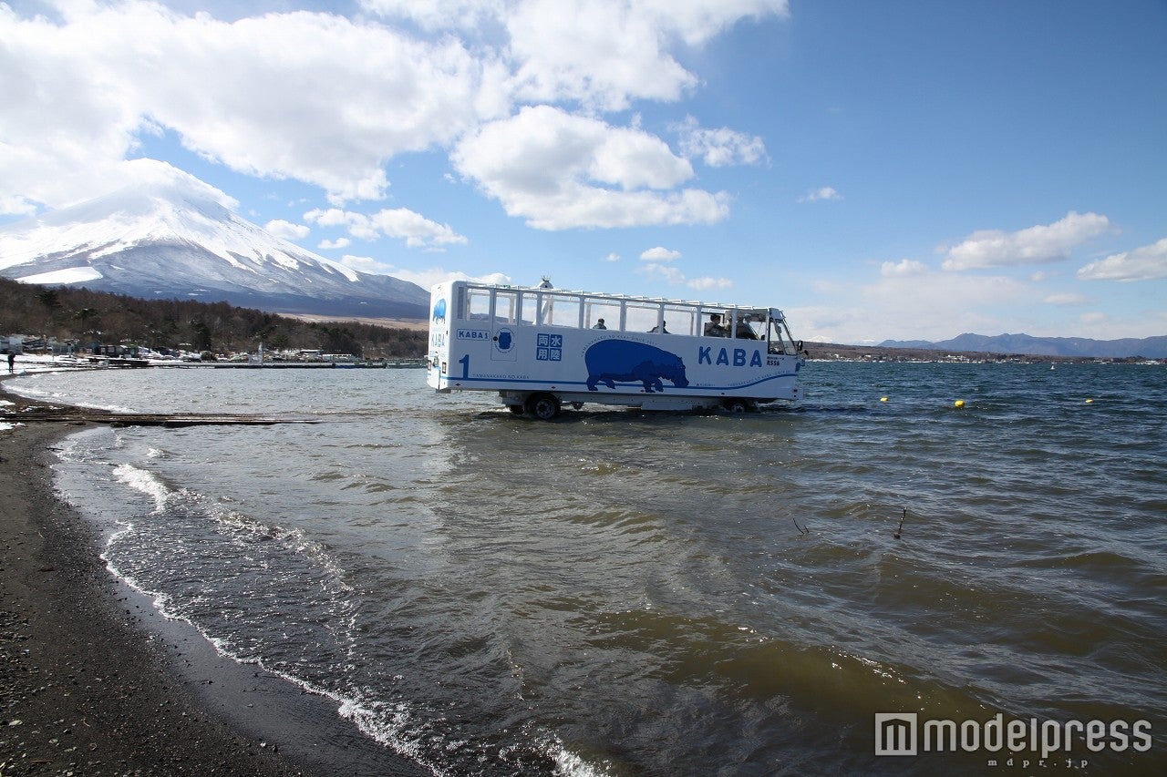 「陸からそのまま湖に入る」という非日常的な瞬間／画像提供：富士急行