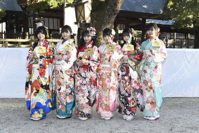 (左から)五十嵐早香、坂本真凛、末永桜花、井上瑠夏、赤堀君江、荒野姫楓 (C)2021 Zest, Inc.