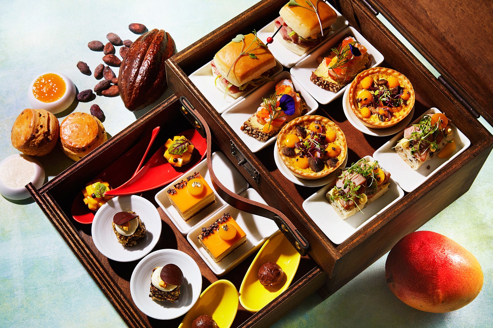 マンゴー＆カカオアフタヌーンティー（ラウンジ3-60）／画像提供：インターコンチネンタルホテル大阪