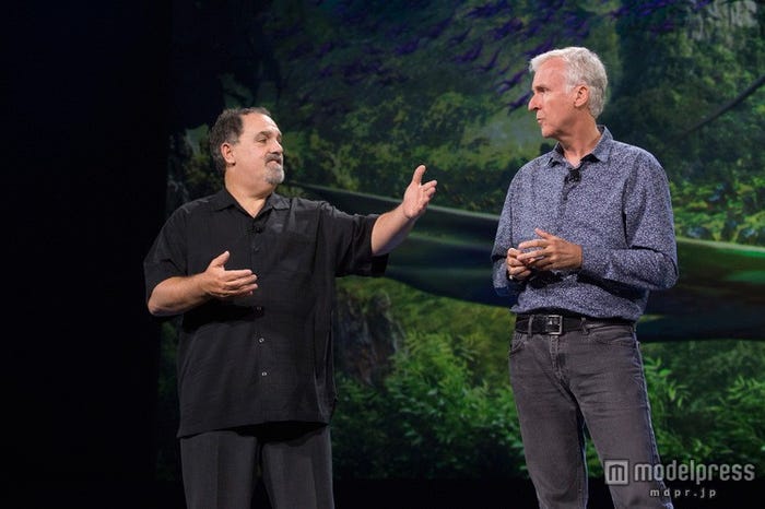 (右)ジェームズ・キャメロン監督