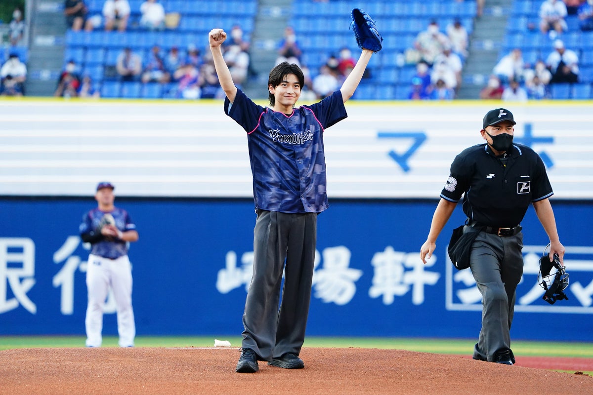 高橋文哉、初始球式ノーバンでガッツポーズ 「君の花になる」8LOOMメンバーが応援