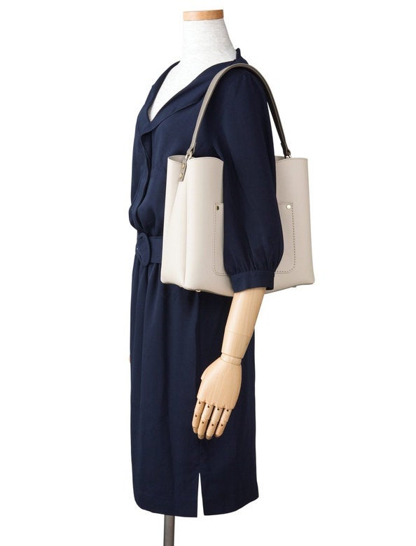 肩掛けにも腕掛けにも使えるハンドル