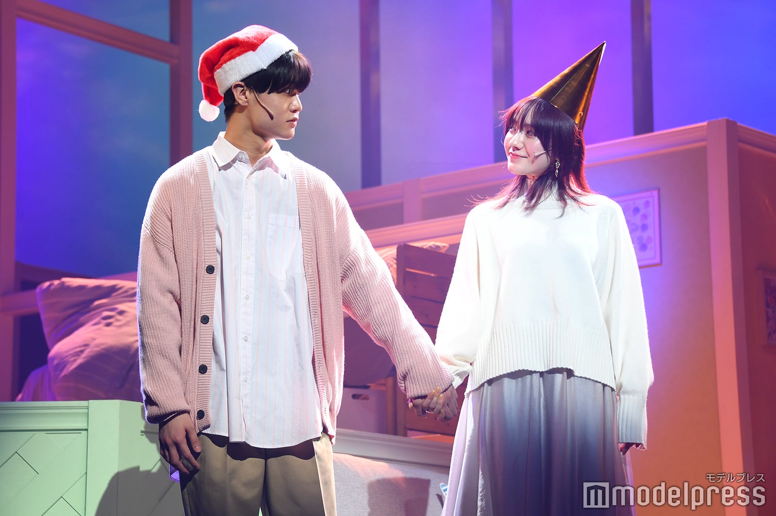 大西風雅の手を握る小島藤子／「年下彼氏～君のとなりで～」公開ゲネプロより（C）モデルプレス