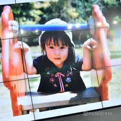 会見で公開された橋本環奈の幼少期の写真（C）モデルプレス