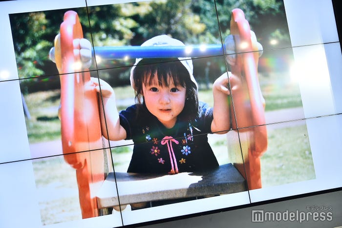 会見で公開された橋本環奈の幼少期の写真(C)モデルプレス