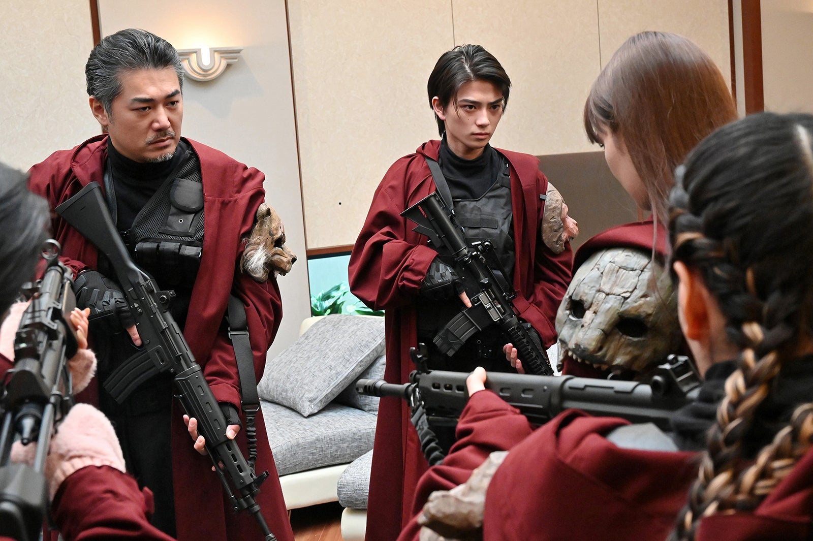 平山浩行、岩瀬洋志「新空港占拠」第9話より（C）日本テレビ