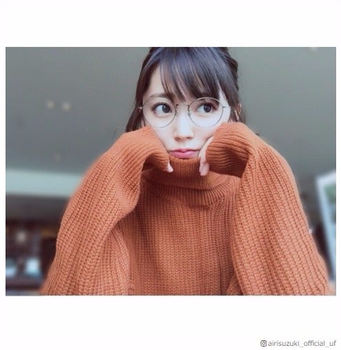 鈴木愛理の萌え袖×メガネショットが可愛すぎ「これは反則」