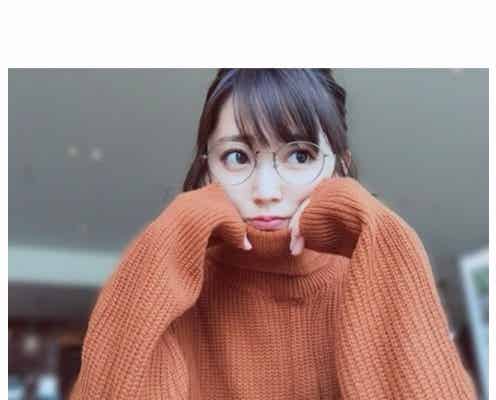 鈴木愛理の萌え袖×メガネショットが可愛すぎ「これは反則」