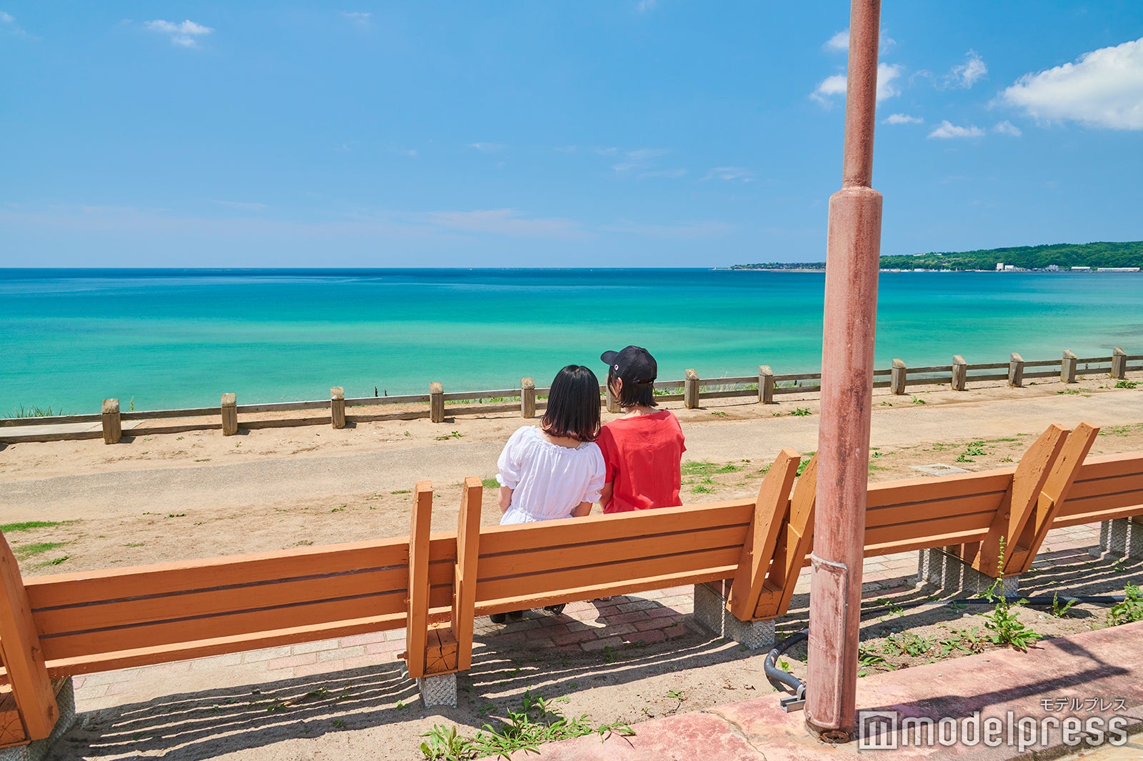 ベンチから綺麗な海を眺められる（C）モデルプレス