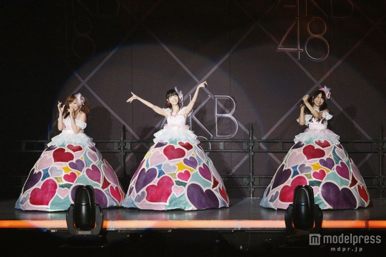 「ハート型ウイルス」を歌唱する河西智美、柏木由紀、北原里英（C）AKS