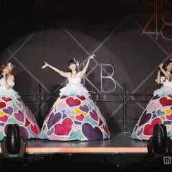 「ハート型ウイルス」を歌唱する河西智美、柏木由紀、北原里英(C)AKS